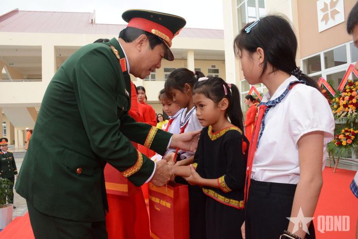 Đại tướng Nguyễn Tân Cương tặng quà các em nhỏ.
