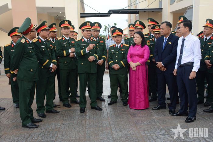 Đại tướng Nguyễn Tân Cương và lãnh đạo tỉnh Đắk Lắk tham quan khuôn viên Trường Phổ thông nội trú liên cấp Tiểu học và THCS xã Ea Rốk.