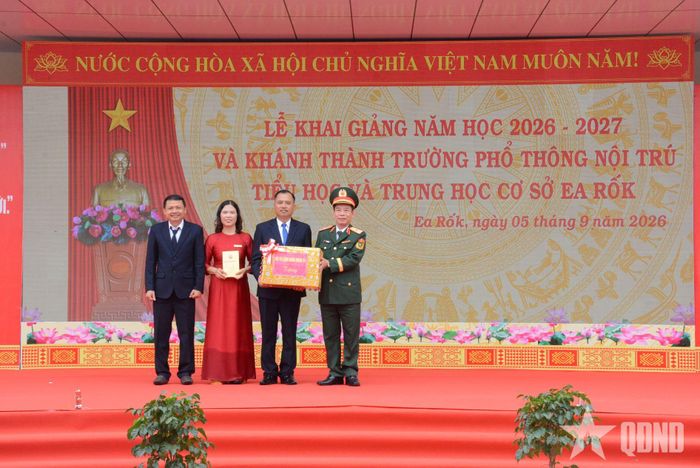  Lãnh đạo Bộ Quốc phòng, tỉnh Đắk Lắk và các đơn vị Quân đội tặng quà tập thể nhà trường.