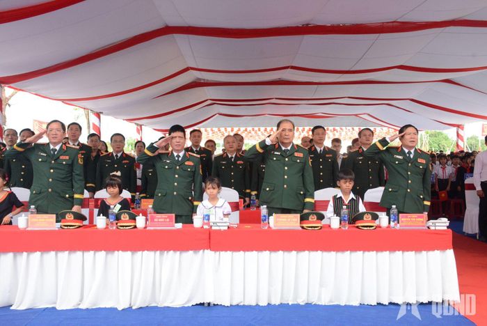Các đại biểu thực hiện nghi thức chào cờ.