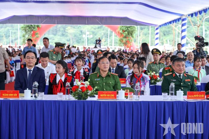 Thượng tướng Nguyễn Văn Hiền, Ủy viên Trung ương Đảng, Thứ trưởng Bộ Quốc phòng (ngoài cùng bên phải) cùng các đại biểu dự Lễ khai giảng năm học 2026-2027 tại Trường Phổ thông nội trú liên cấp Mường Khương (xã Mường Khương, tỉnh Lào Cai). Ảnh: NHẬT BẮC 