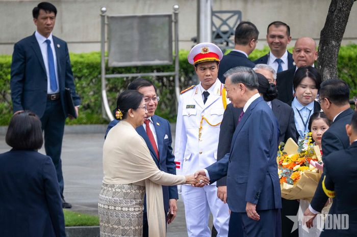 Tổng Bí thư, Chủ tịch nước Tô Lâm và phu nhân chào đón Tổng thống Myanmar Min Aung Hlaing và phu nhân. Ảnh: VIỆT TRUNG