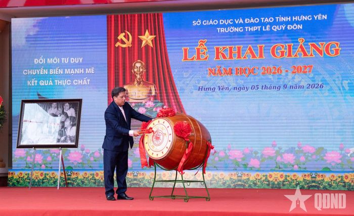 Hiệu trưởng Trường THPT Lê Quý Đôn Phạm Văn Long đánh trống khai giảng năm học 2026 - 2027. 