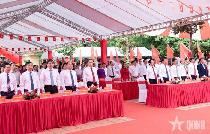Chủ tịch Quốc hội Trần Thanh Mẫn và đại biểu thực hiện nghi thức chào cờ. 