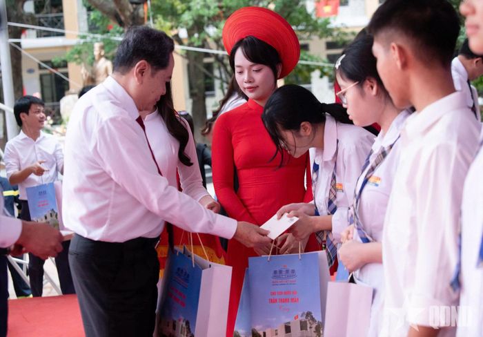 Chủ tịch Quốc hội Trần Thanh Mẫn trao quà tặng các em học sinh có thành tích xuất sắc trong các kỳ thi cấp tỉnh và quốc gia. 