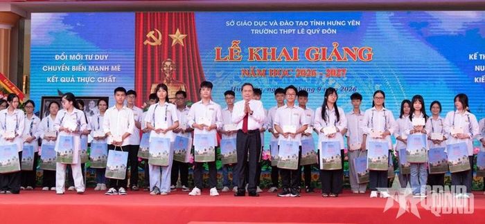 Chủ tịch Quốc hội Trần Thanh Mẫn trao quà tặng các em học sinh. 