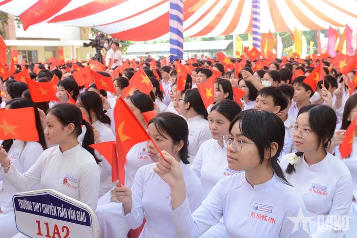 Không khí vui tươi, phấn khởi trong ngày khai giảng năm học mới tại Trường THPT Chuyên Trần Văn Giàu.