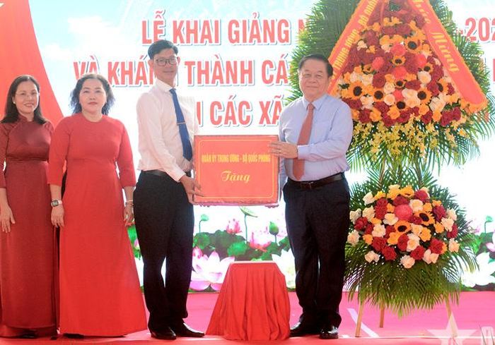 Đại tướng Nguyễn Trọng Nghĩa trao quà của Quân ủy Trung ương, Bộ Quốc phòng tặng Trường THPT Chuyên Trần Văn Giàu.