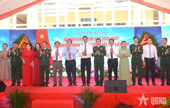Đại tướng Nguyễn Trọng Nghĩa và các đại biểu chụp ảnh cùng Ban giám hiệu nhà trường.