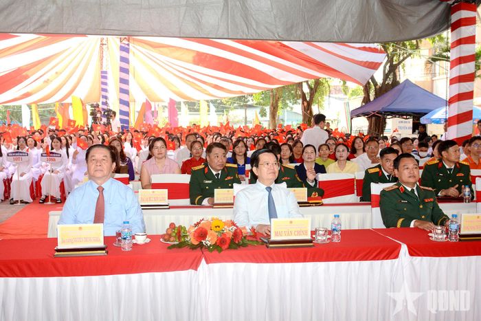 Đại tướng Nguyễn Trọng Nghĩa, đồng chí Mai Văn Chính, Trung tướng Trần Vinh Ngọc và các đại biểu tham dự buổi lễ.