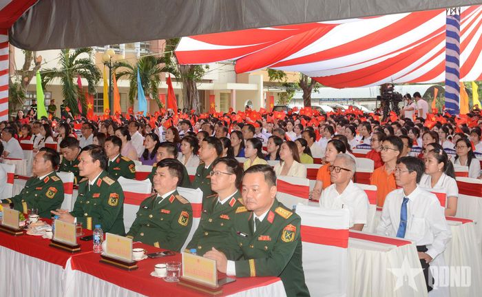 Các đại biểu dự buổi lễ.