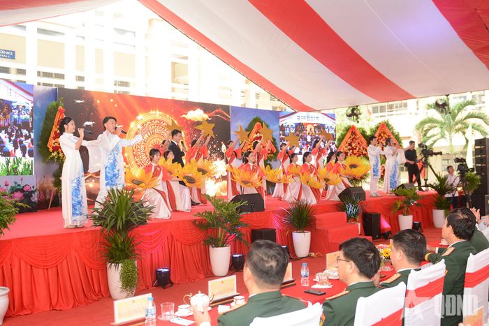 Tiết mục văn nghệ do học sinh nhà trường biểu diễn.