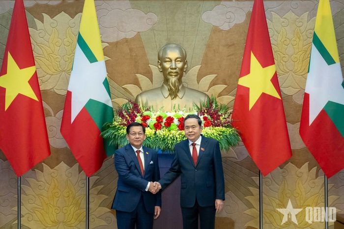 Chủ tịch Quốc hội Trần Thanh Mẫn và Tổng thống Myanmar Min Aung Hlaing.