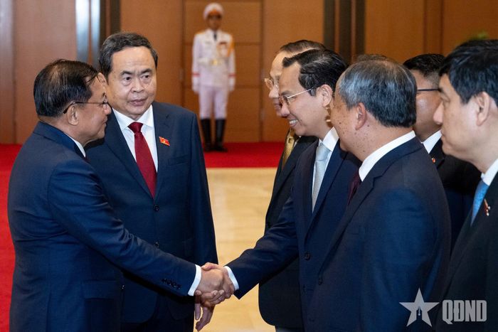Chủ tịch Quốc hội Trần Thanh Mẫn giới thiệu với Tổng thống Myanmar các đại biểu phía Việt Nam.