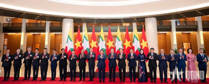 Chủ tịch Quốc hội Trần Thanh Mẫn và Tổng thống Myanmar Min Aung Hlaing cùng các đại biểu.