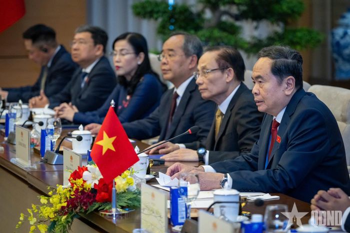 Chủ tịch Quốc hội Trần Thanh Mẫn và các đại biểu phía Việt Nam.