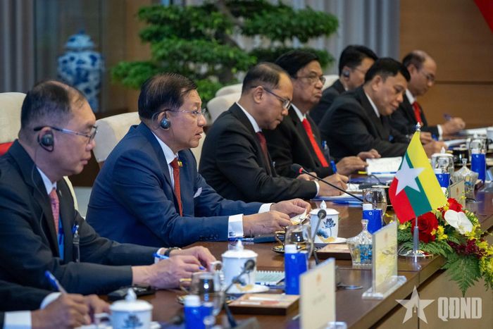Tổng thống Myanmar Min Aung Hlaing và các thành viên trong đoàn.