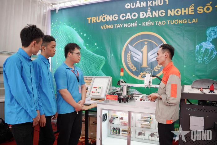 Học viên Trường Cao đẳng nghề số 1 tìm hiểu, thực hành trên mô hình thiết bị tự động hóa.