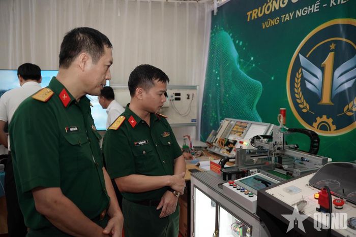 Hiệu trưởng Trường Cao đẳng nghề số 1 giới thiệu thiết bị công nghệ phục vụ đào tạo của nhà trường.