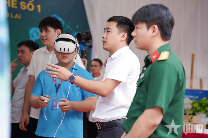 Học viên trải nghiệm công nghệ thực tế ảo, góp phần đa dạng hóa phương pháp và môi trường đào tạo nghề.