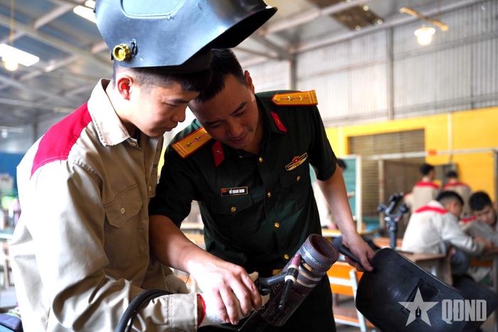 Giảng viên Trường Cao đẳng nghề số 1 hướng dẫn học viên thực hành nghề hàn, chú trọng rèn luyện kỹ năng và tác phong nghề nghiệp.