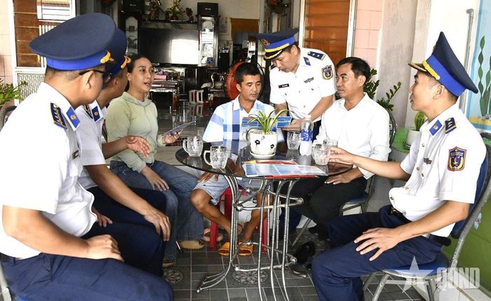  Hải đoàn 21 đến tận nhà ngư dân tuyên truyền chống khai thác IUU.  