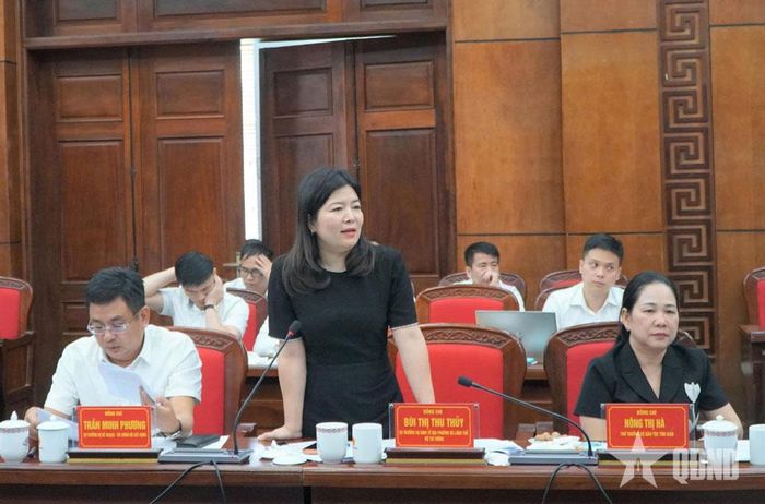Đồng chí Bùi Thị Thu Thủy, Vụ trưởng Vụ Kinh tế địa phương và lãnh thổ, Bộ Tài chính tham luận tại buổi làm việc.