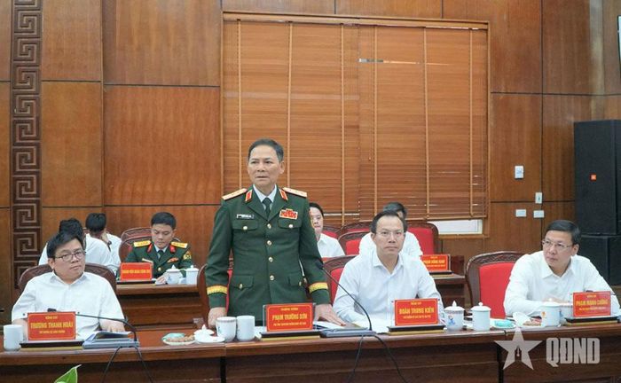Thượng tướng Phạm Trường Sơn, Phó tổng Tham mưu trưởng phát biểu tại buổi làm việc.