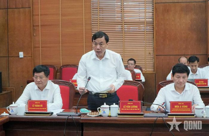 Đồng chí Lê Văn Lương, Chủ tịch UBND tỉnh Điện Biên phát biểu tại buổi làm việc.
