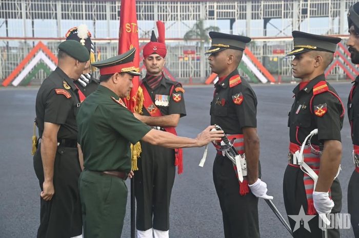 Trung tướng Lê Văn Hướng dự Lễ tốt nghiệp của học viên Trường Sĩ quan Lục quân Ấn Độ.
