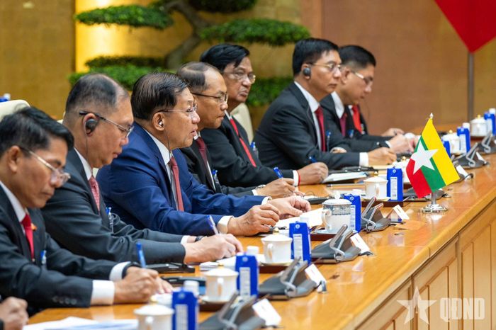 Tổng thống Min Aung Hlaing và các đại biểu Myanmar tại cuộc hội kiến. Ảnh: VIỆT TRUNG  