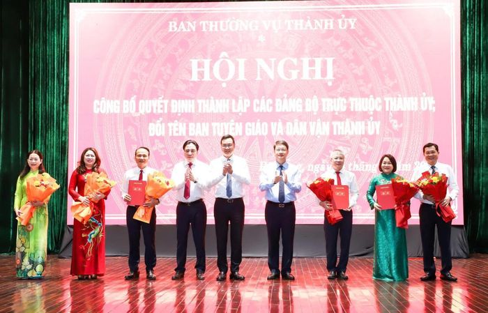 Lãnh đạo Thành ủy Đà Nẵng trao các Quyết định về việc thành lập 2 Đảng bộ trực thuộc, công tác cán bộ và việc đổi tên Ban Tuyên Giáo và Dân vận Thành ủy thành Ban Tuyên giáo Thành ủy.