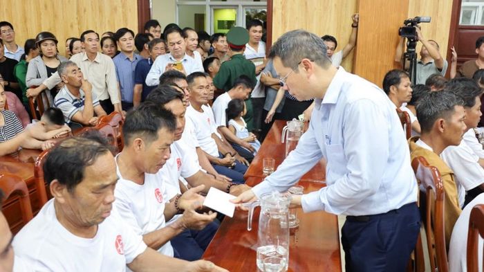Chủ tịch UBND TP Đà Nẵng Nguyễn Mạnh Hùng tặng quà động viên các ngư dân.