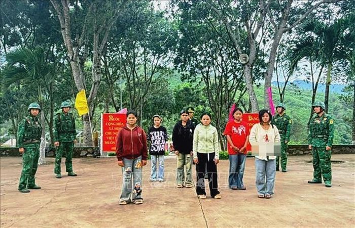 Hồ Văn Nghèo bị bắt quả tang khi chở 2 người Lào nhập cảnh trái phép vào Việt Nam và 7 người Lào được phát hiện tại nhà của đối tượng Nghèo.