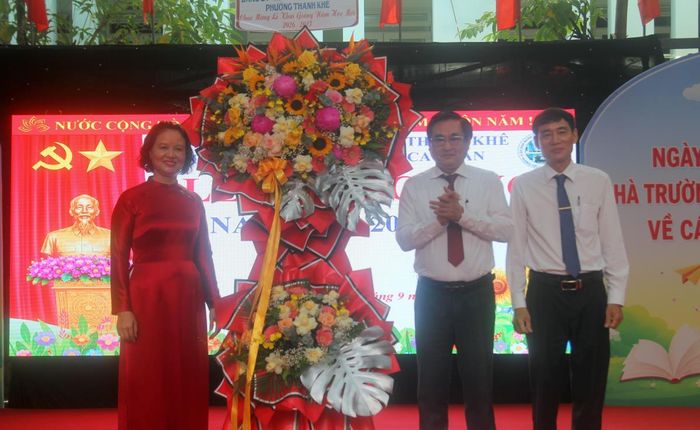 Bí thư Đảng ủy, Chủ tịch HĐND phường Thanh Khê Nguyễn Thành Tiến tặng hoa chúc mừng Trường Tiểu học Trần Cao Vân nhân dịp khai giảng năm học mới.