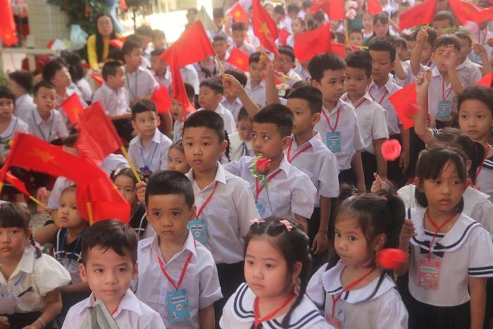 Niềm vui ngày đầu tiên đến trường của hơn 1.700 học sinh lớp 1 đầu cấp Trường Tiểu học Trần Cao Vân.