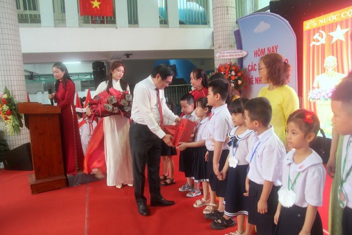 Bí thư Đảng ủy, Chủ tịch HĐND phường Thanh Khê Nguyễn Thành Tiến tặng quà cho các em học sinh lớp 1 đầu cấp tại lễ khai giảng.