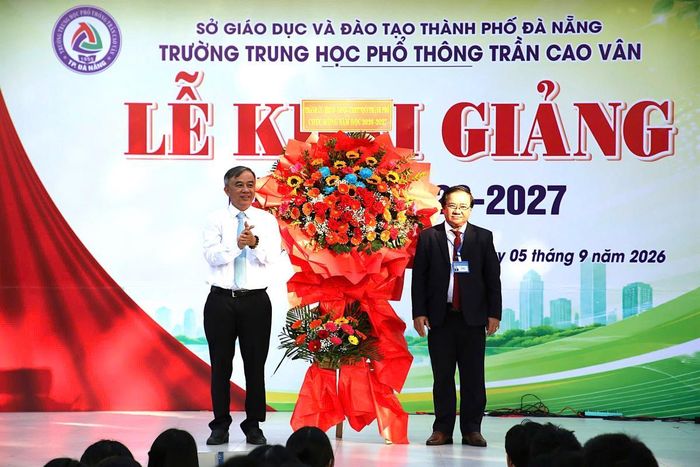 Phó Chủ tịch HĐND TP Đà Nẵng Trần Xuân Vinh tặng hoa chúc mừng Trường THPT Trần Cao Vân.