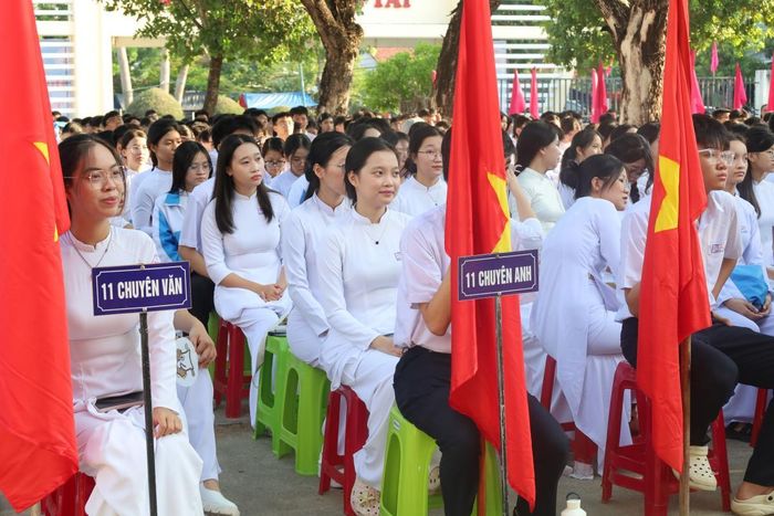 Các em học sinh hân hoan chào đón năm học mới.