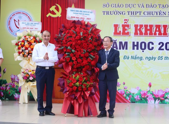 Phó Chủ tịch UBND TP Đà Nẵng Lê Quang Nam tặng hoa chúc mừng Trường THPT chuyên Nguyễn Bỉnh Khiêm.