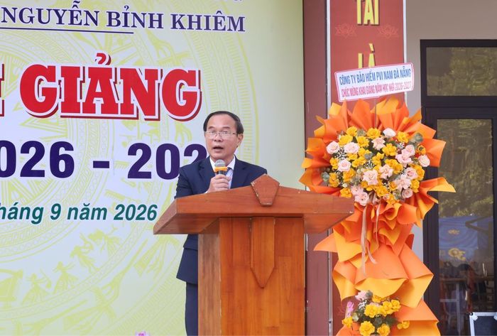 Thầy Phan Văn Chương - Hiệu trưởng Trường THPT chuyên Nguyễn Bỉnh Khiêm phát biểu tại lễ khai giảng.