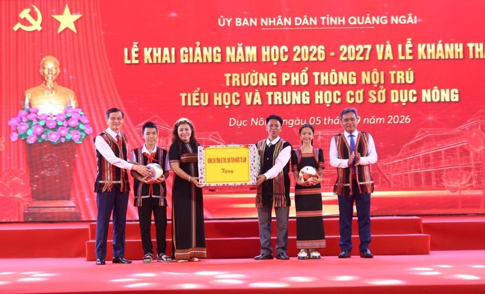 Tặng quà của đồng chí Tổng Bí thư, Chủ tịch nước Tô Lâm cho học sinh và nhà trường