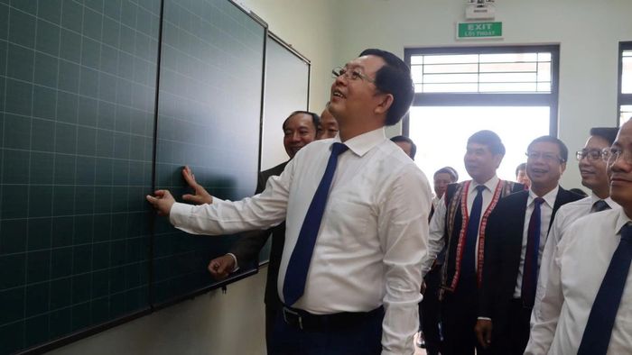 Phó Thủ tướng Hồ Quốc Dũng đi tham quan và kiểm tra cơ sở vật chất, trường lớp