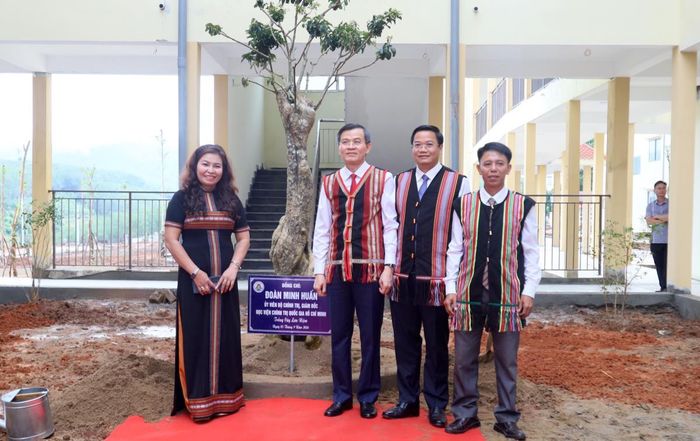 Ông Đoàn Minh Huấn, Ủy viên Bộ Chính trị, Giám đốc Học viện Chính trị quốc gia Hồ Chí Minh trồng cây lưu niệm tại trường Dục Nông