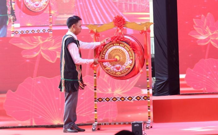 Đánh trống khai giảng