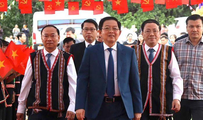 Phó Thủ tướng Chính phủ Hồ Quốc Dũng dự và chung vui cùng thầy, trò Trường Phổ thông nội trú Tiểu học và THCS Ia Púch.