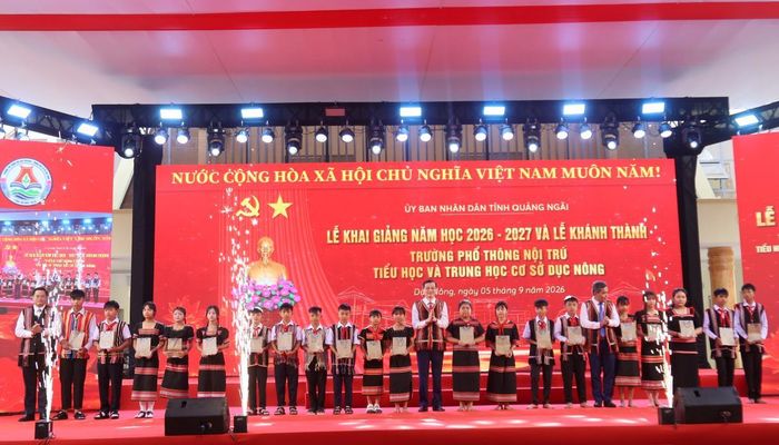 Tặng quà cho học sinh vượt khó