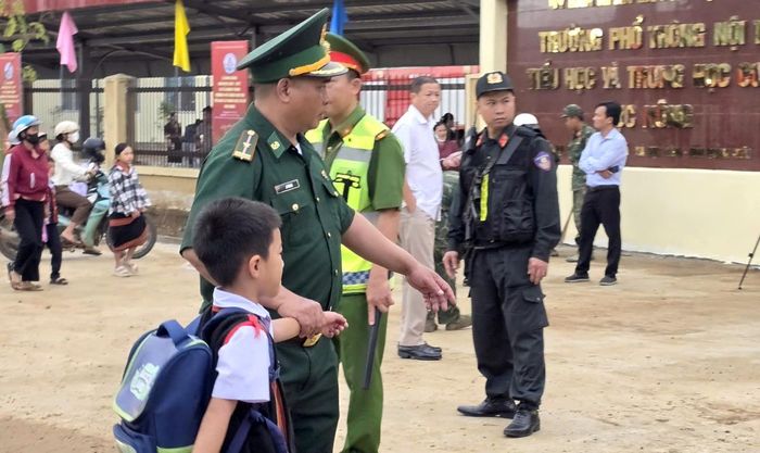 Các lực lượng Công an, Quân sự bảo vệ ANTT, điều tiết giao thông tại khu vực diễn ra lễ