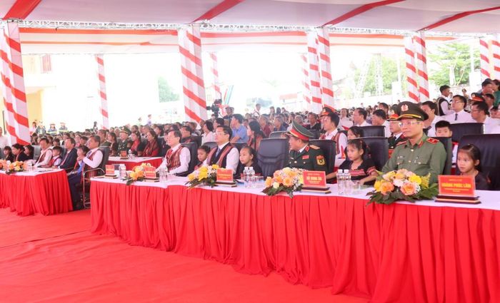 Cùng các đại biểu, học sinh tham dự lễ khai giảng