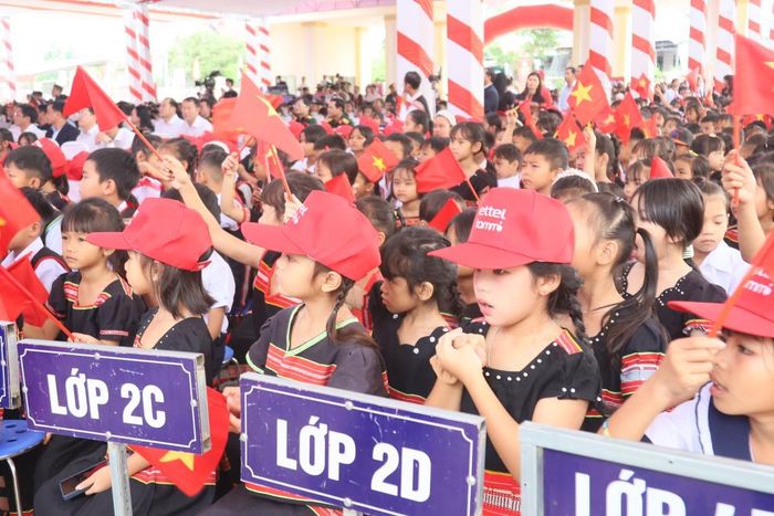 Các em học sinh trong lễ khai giảng